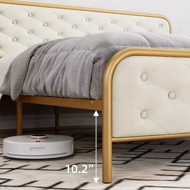 Struttura letto king-size in metallo con piattaforma e contenitore, supporti in acciaio e testiera trapuntata a rombi - Oro bianco
