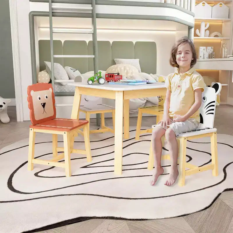 Set Tavolo e 4 Sedie in Legno per Bambini con Schienali a Forma di Animali dei Cartoni Animati