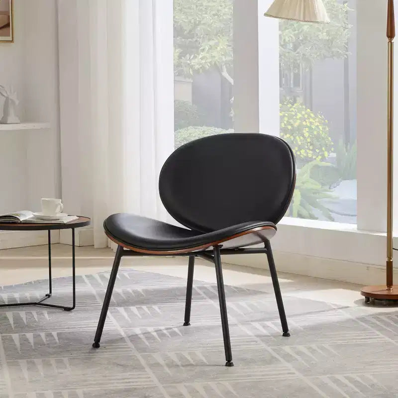 Sedia a conchiglia Mid-Century Modern con base a treppiede - Pelle nera e finitura noce