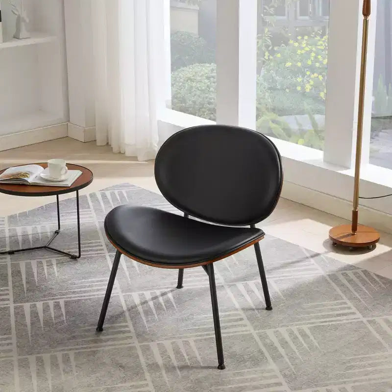 Sedia a conchiglia Mid-Century Modern con base a treppiede - Pelle nera e finitura noce