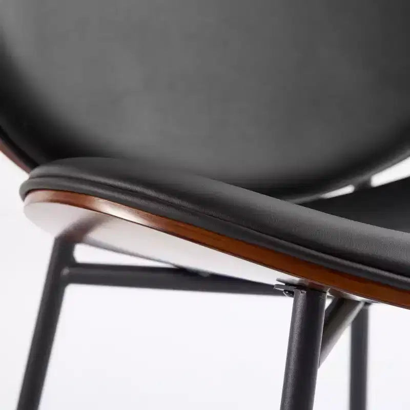 Sedia a conchiglia Mid-Century Modern con base a treppiede - Pelle nera e finitura noce