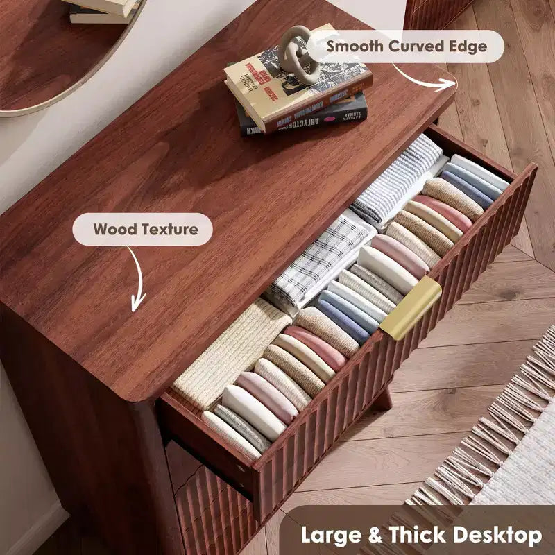 Cassettiera a 5 cassetti alta 47,2 pollici con profilo curvo e cassetti in legno scanalato - Maniglie dorate