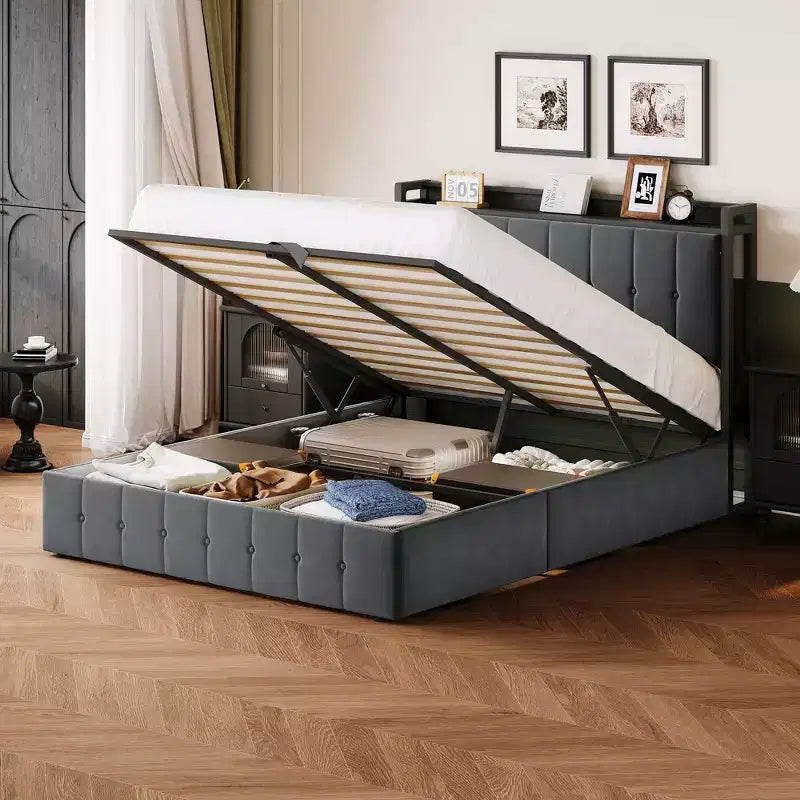 Letto contenitore sollevabile full-size con struttura rivestita in velluto e vano portaoggetti nella testiera