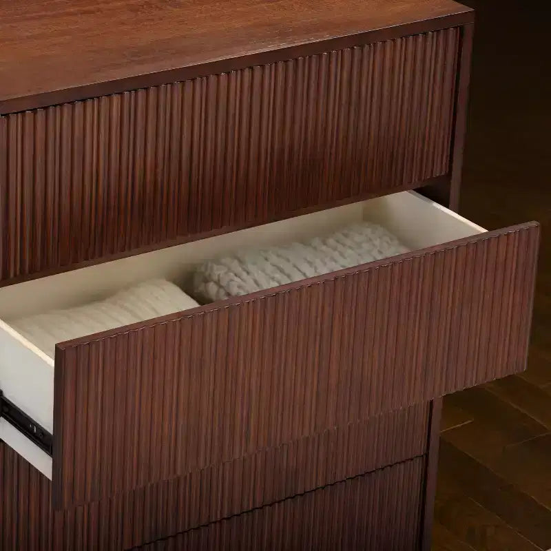 Cassettiera Moderna Bohemien a 4 Cassetti con Legno Massello e Frontali Scanalati