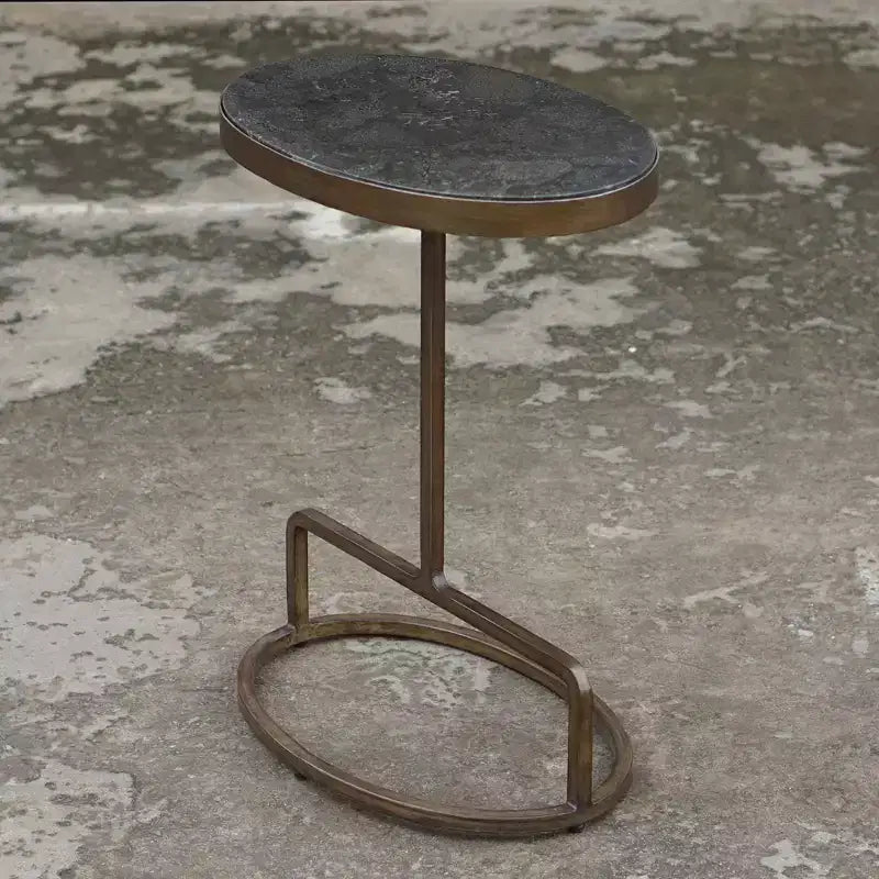 Tavolino d'appoggio ovale Uttermost in ferro anticato dorato rustico 45,7 x 30,5 cm con piano in marmo Bluestone lucido per soggiorno, camera da letto, comodino